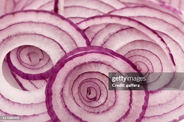 ringe aus roten zwiebeln - red onion stock-fotos und bilder