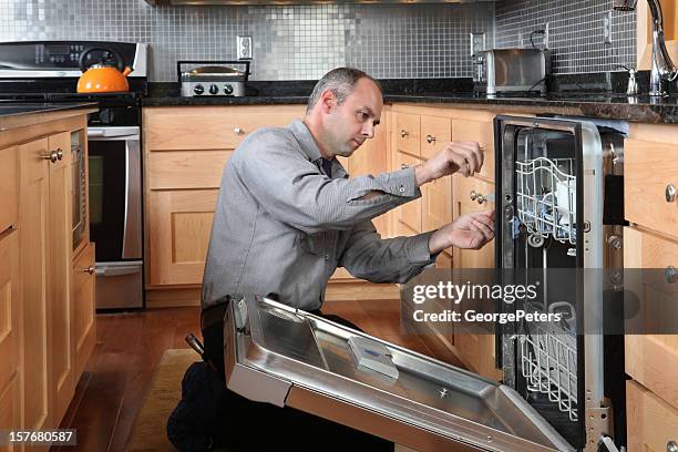 geschirrspüler reparieren - kitchen appliance stock-fotos und bilder