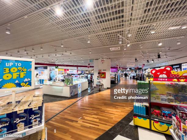 duty free store all'aeroporto - buy parola inglese foto e immagini stock