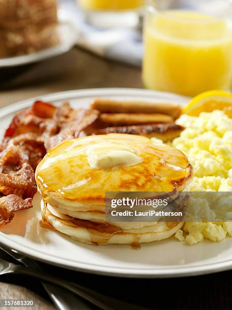 almíbar para panqueques con arce - maple syrup pancakes fotografías e imágenes de stock