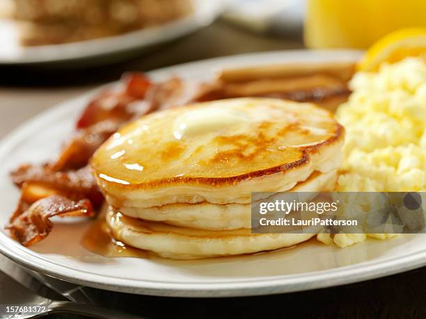 pfannkuchen mit ahornsirup - breakfast sausage stock-fotos und bilder