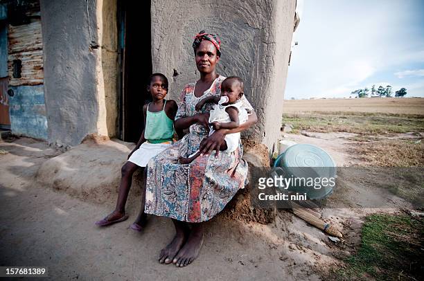 schlechte afrikanische familie - rural africa family stock-fotos und bilder