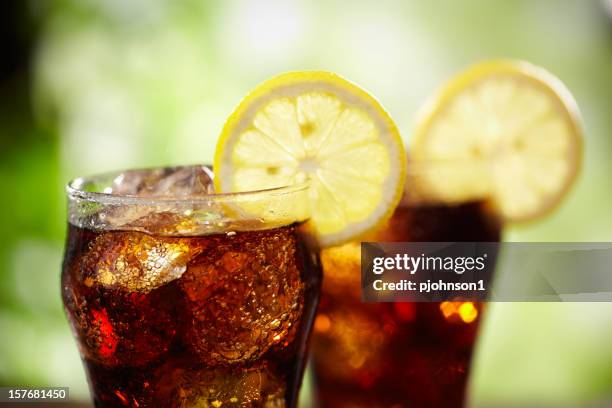 cola and lemon - koude dranken stockfoto's en -beelden