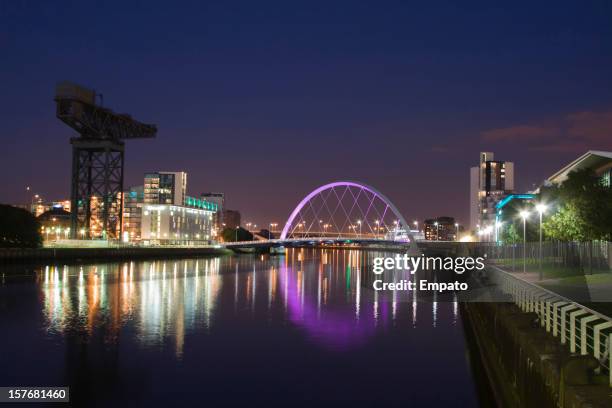 river clyde, glasgow at night towards the squinty bridge. - glasgow bildbanksfoton och bilder