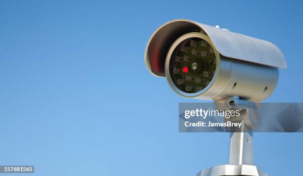 unblinking eye, est situé vingt-quatre heures de sécurité caméra de surveillance maison - détecteur de mouvement photos et images de collection