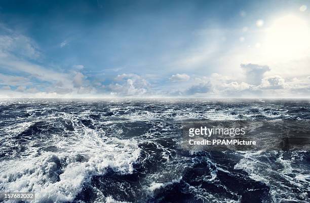 dark stormy sea waters - ruig stockfoto's en -beelden