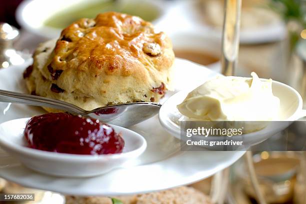 scones, clotted cream und marmelade für high tea - blätterteigbrötchen stock-fotos und bilder