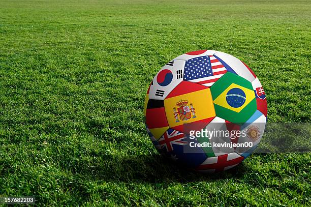 pelota de fútbol - evento internacional de fútbol fotografías e imágenes de stock