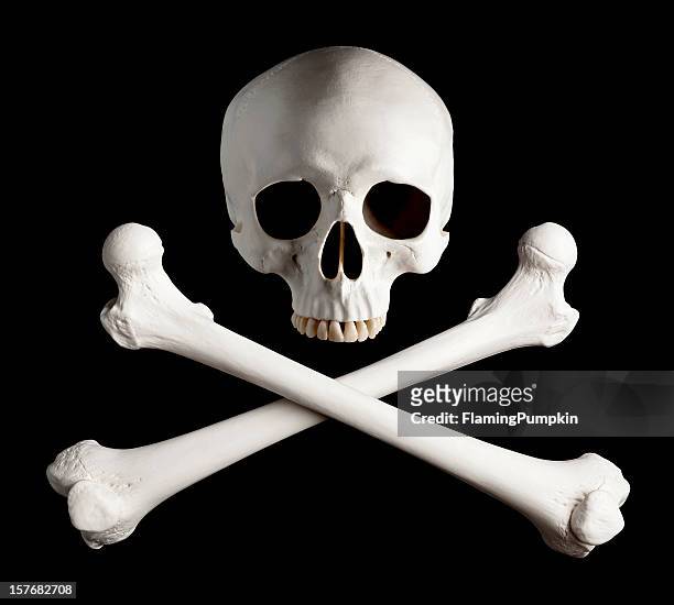 foto des klassischen piraten schädel und gekreuzten knochen sorgt. - skull and crossbones stock-fotos und bilder