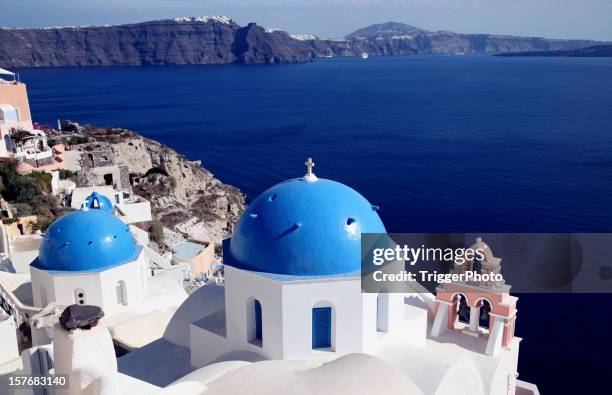 schöne blauen santorin - ionisch stock-fotos und bilder