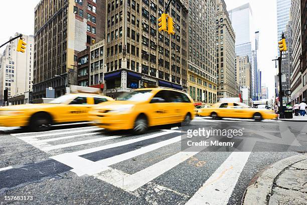encruzilhada táxi de tráfego cidade de nova iorque - nyc cab imagens e fotografias de stock