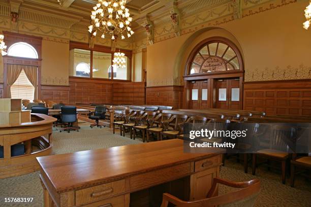 gerichtssaal - empty courtroom stock-fotos und bilder