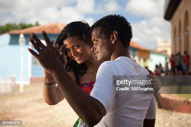 joven pareja de baile de salsa negro - bailando salsa fotografías e imágenes de stock