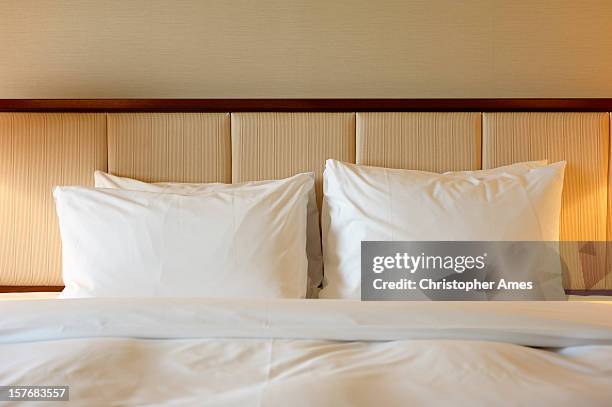 ラグジュアリーホテルのベッド - headboard ストックフォトと画像