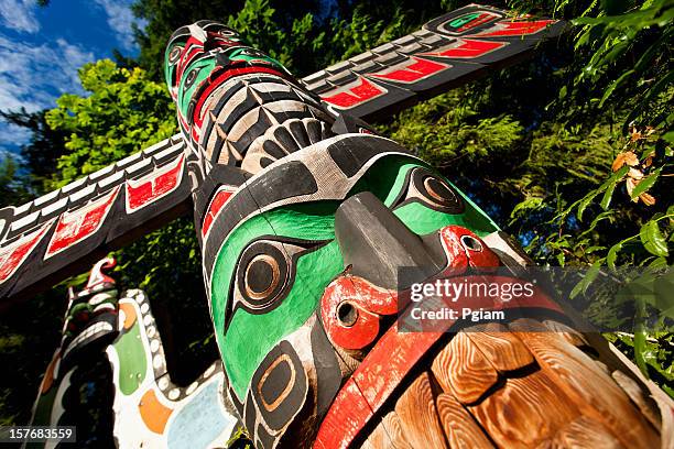 nativo totem pole en bc - tótem fotografías e imágenes de stock