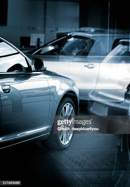 abstract coches nuevos (a través de la ventana - salón de coches fotografías e imágenes de stock