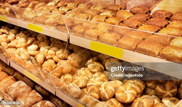 auswahl an gebackenen produkte in einem supermarkt - vollkornbrot stock-fotos und bilder