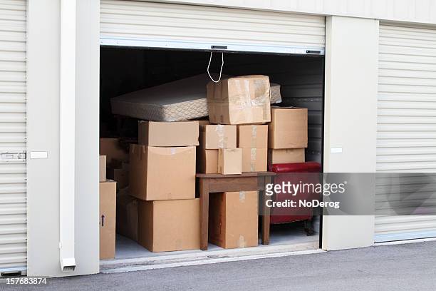 trabalhadores de armazém com um edifício abrir a unidade. - storage compartment imagens e fotografias de stock