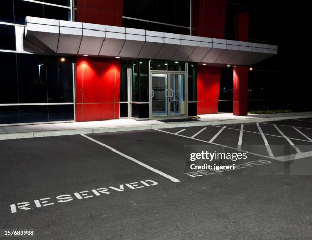 places de stationnement réservée - panneau espace réservé photos et images de collection