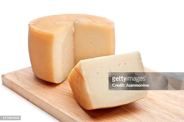 a big circle sliced idiazab basque cheese - wiel kaas stockfoto's en -beelden