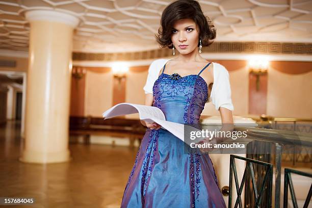 jeune femme avec des notes de musique dans les mains - diva photos et images de collection