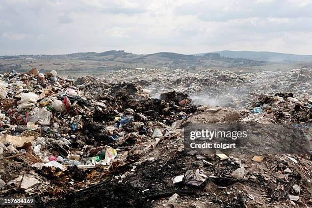 a picture of a big pile of garbage - garbage dump bildbanksfoton och bilder