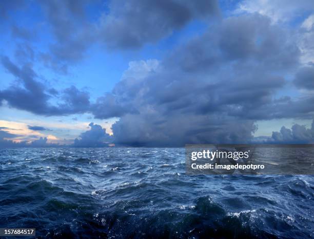 stürmischer tag auf dem meer - thunderstorm ocean blue stock-fotos und bilder