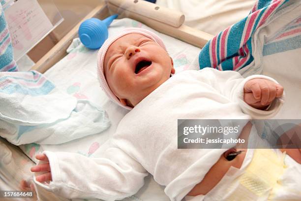 unhappy newborn in hospital - umbilical cord 個照片及圖片檔