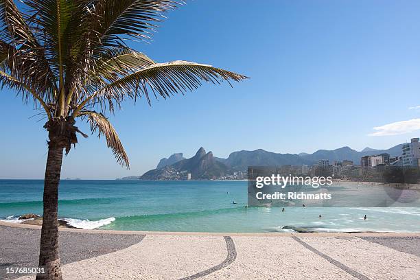 rio de janeiro. strand von ipanema. - rio de janeiro stock-fotos und bilder