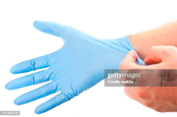 mach dich bereit für die behandlung arzt hand in blue glove hygienischen - glove stock-fotos und bilder