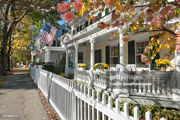 small town america street scene - koloniale stijl stockfoto's en -beelden