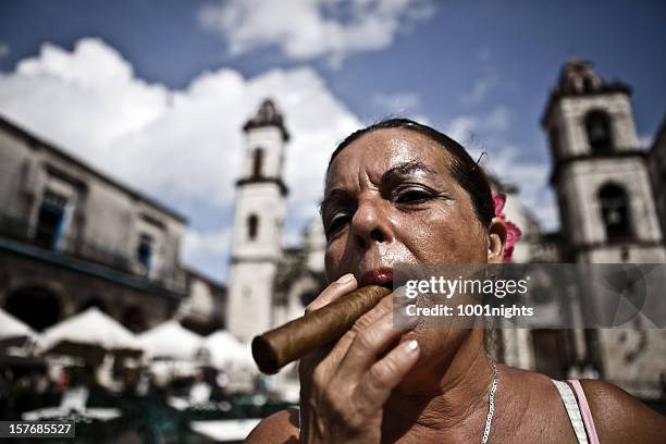 mujer de habanos cubanos para fumadores - beautiful women smoking cigars fotografías e imágenes de stock