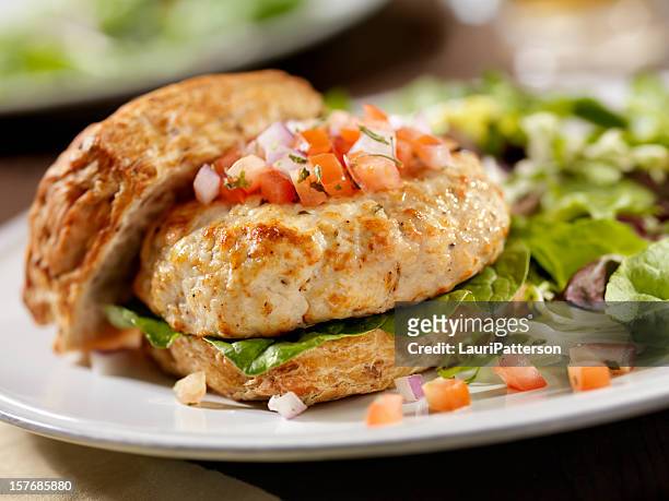turkey burger with spinach and salsa - cooked turkey white plate stockfoto's en -beelden