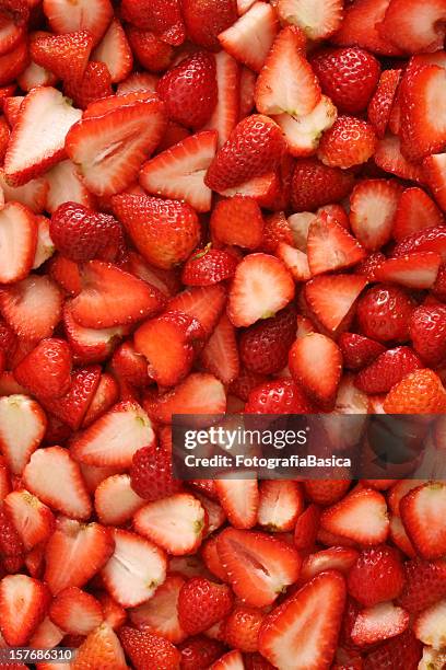 sliced strawberries background - strawberry 個照片及圖片檔