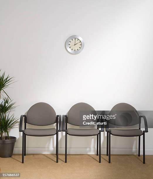 sala de espera con tres sillas - waiting room fotografías e imágenes de stock