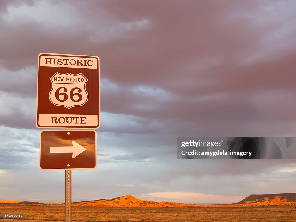 La route 66 segno e tramonto paesaggio deserto