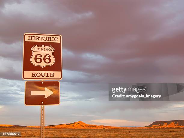 la route 66 segno e tramonto paesaggio deserto - route 66 foto e immagini stock