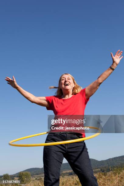 glückliche senior frau mit korb. übung. - gymnastikreifen stock-fotos und bilder
