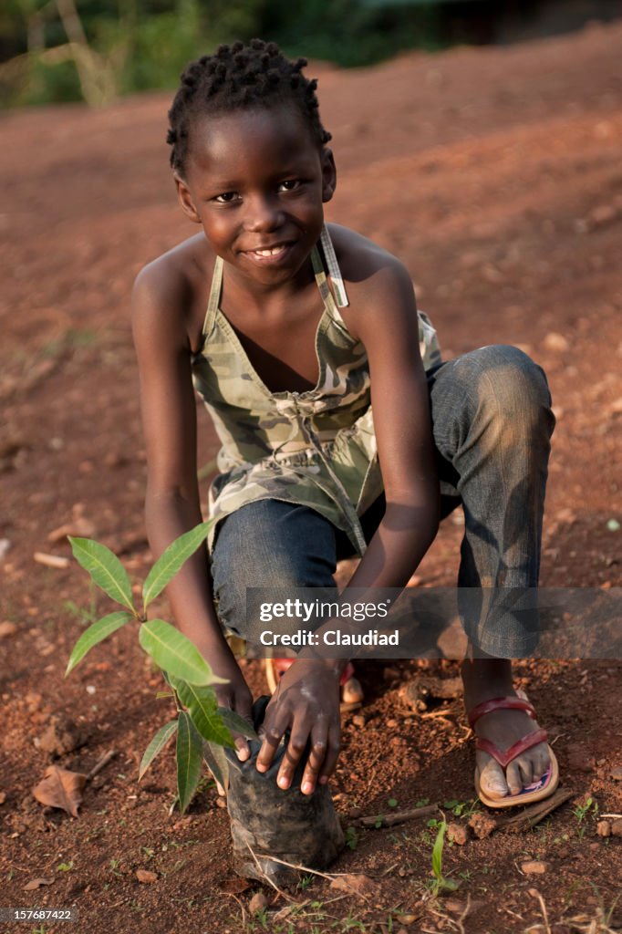 Africana Menina em árvore de Manga