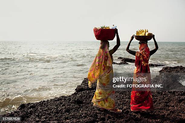 senhoras na praia de mercado - goa - fotografias e filmes do acervo