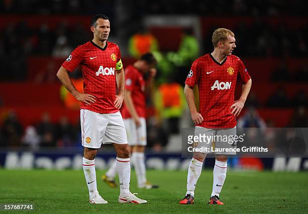 Ryan Giggs and Paul Scholes of Manchester United look on dejectedly during the UEFA Champions League Group H match between Manchester United and CFR...