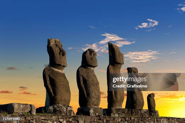 isla de pascua chile amanecer sobre moais en ahu tahai - isla de pascua fotografías e imágenes de stock