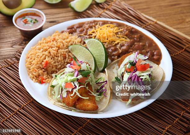 fish taco - mexicaanse-gerechten stockfoto's en -beelden