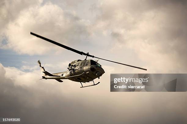 huey helicóptero - military helicopter fotografías e imágenes de stock