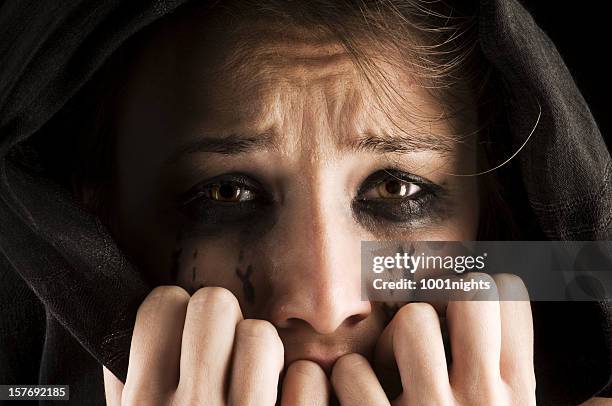 woman crying bombs - iraqi woman stockfoto's en -beelden