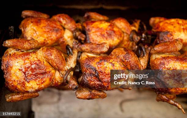 hühnchen gebratenem auf rotisserie, speisen, gegrillt, kochen, geflügel - hähnchen grill stock-fotos und bilder