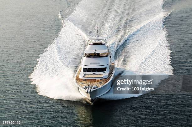 embarcación a motor - yate de lujo fotografías e imágenes de stock