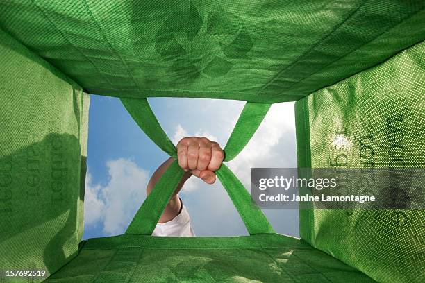 carrying a reusable bag - herbruikbare tas stockfoto's en -beelden