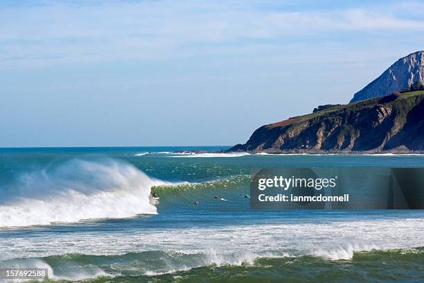 mundaka - headland stockfoto's en -beelden