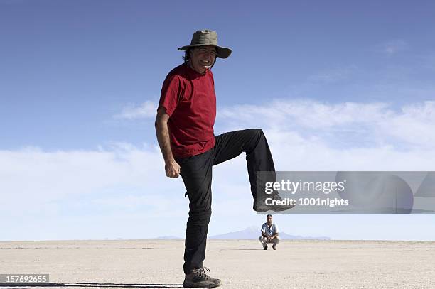 me triturar usted. - ilusión óptica fotografías e imágenes de stock
